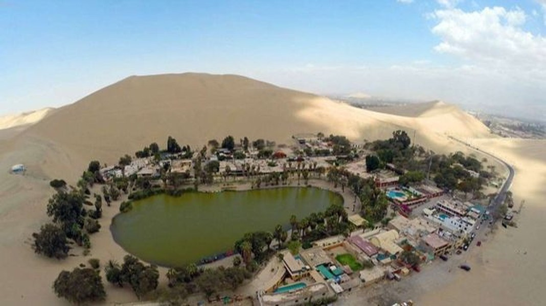 Ốc đảo này được hình thành nhờ một dòng nước ngầm, tạo ra sự phát triển của thực vật và cây cối giữa sa mạc. Tuy nhiên, bức tường cát bao quanh thị trấn này đang thấp xuống và cũng làm cho nó thêm nóng vào ban ngày. Hiện tại, chính quyền đang có những nỗ lực để bảo tồn ốc đảo, và để giúp bảo tồn thảm thực vật được tạo thành từ cây cọ, bạch đàn và cây carob.