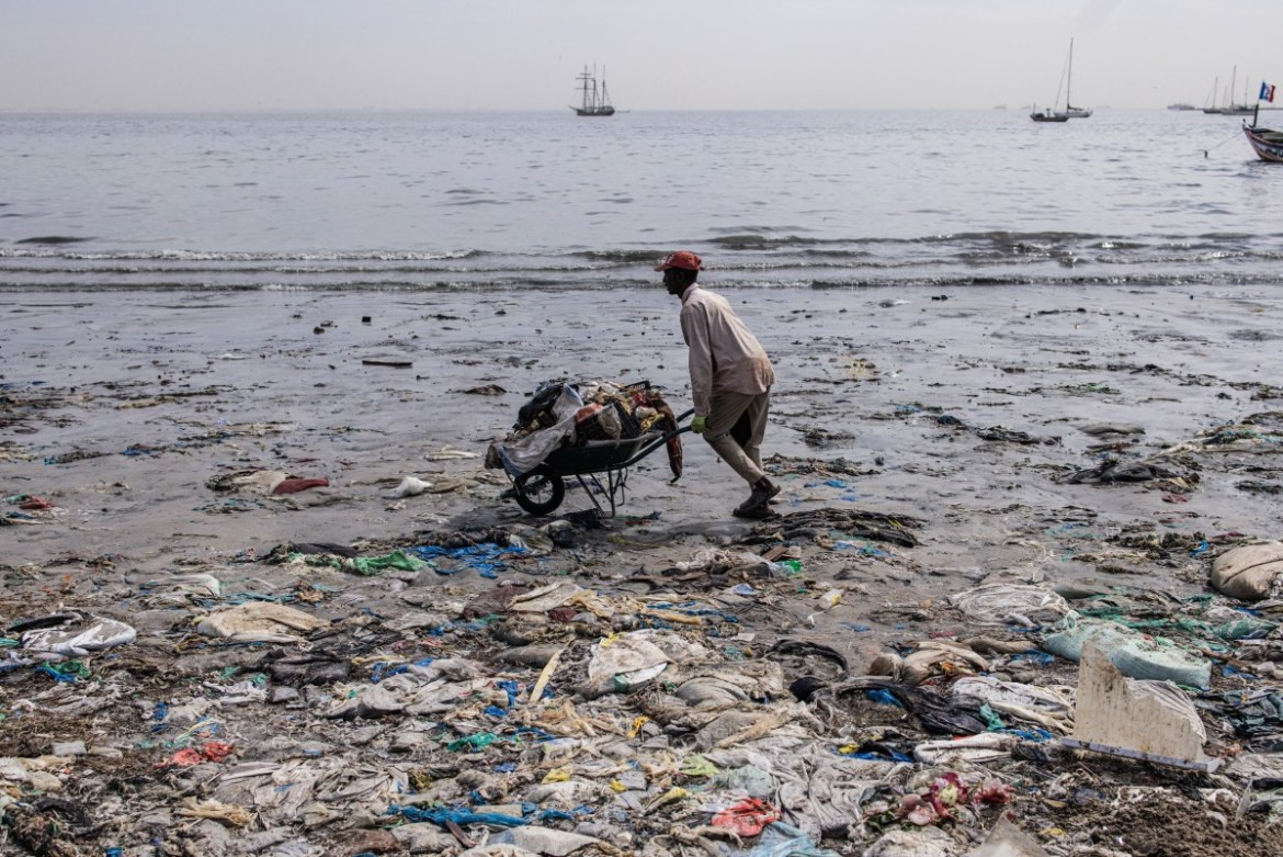  Theo Al Jazeera, trên bãi biển ở vịnh Hann của Dakar (Senegal), một công nhân đang cố gắng dọn bãi rác khổng lồ bốc mùi. Cách đó vài mét, một đường ống dẫn hỗn hợp nước thải sinh hoạt và nhà máy ô nhiễm đổ vào Đại Tây Dương. (Nguồn ảnh: AJ) 