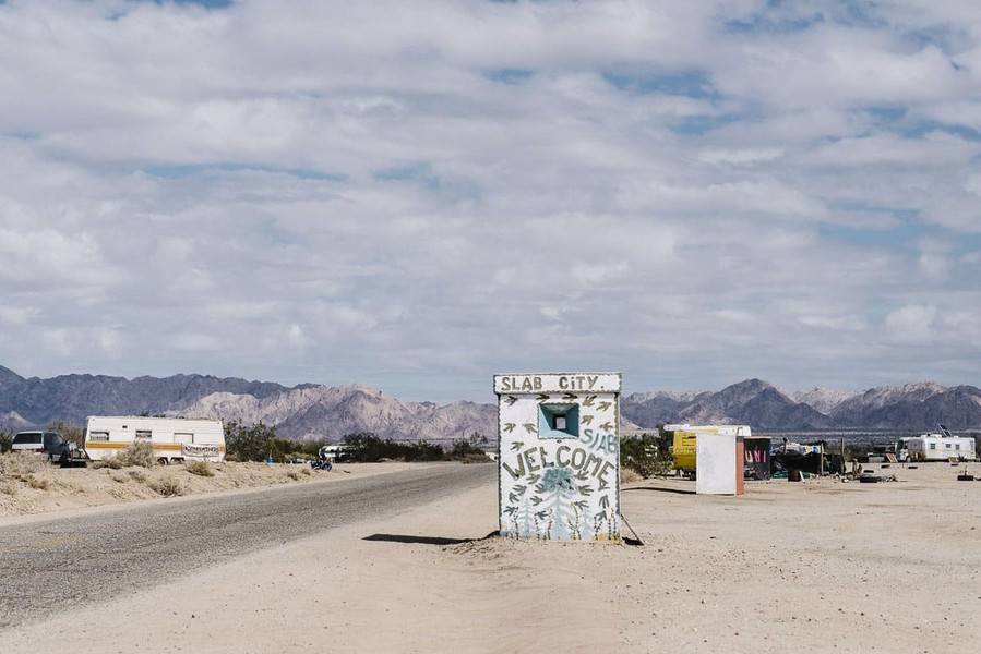 Không có nước, điện và địa chỉ hay các tiện ích công cộng cũng như thuế và tiền thuê nhà đều không. Theo Muscache.