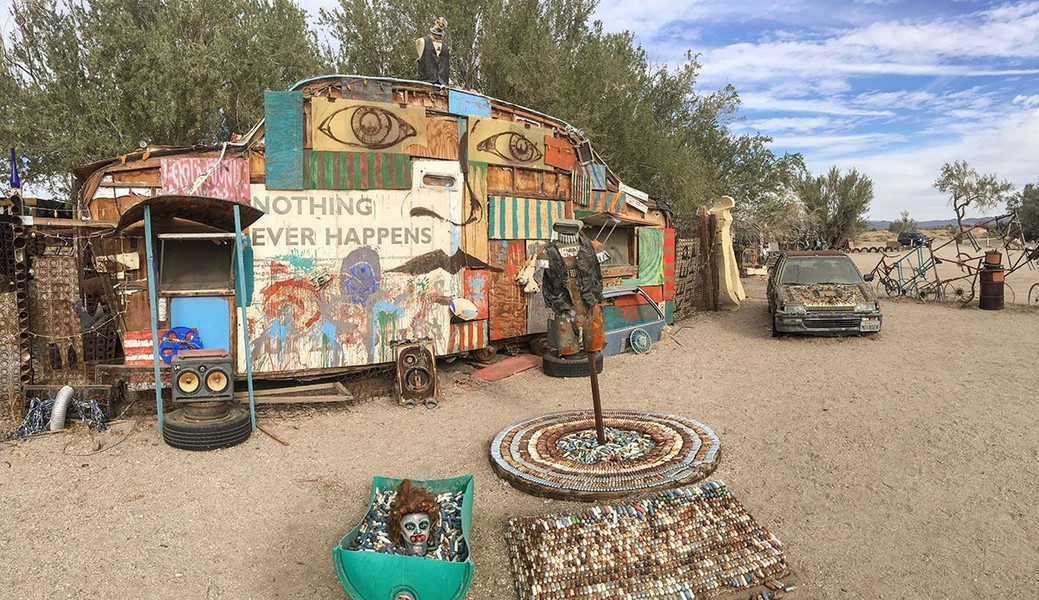 Cư dân ở thị trấn Slab City sống trong những chiếc xe kéo và không gian được “chắp vá” đầy ngẫu hứng. Theo Muscache.