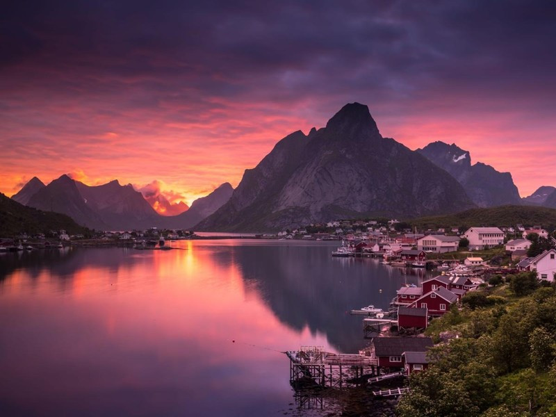 Từ tháng 5 đến tháng 7 hàng năm, mặt trời ở Na Uy không “ngủ” trong khoảng 76 ngày. Vào những ngày hè, mặt trời lặn lúc 1h sáng và mọc lại sau khoảng 40 phút