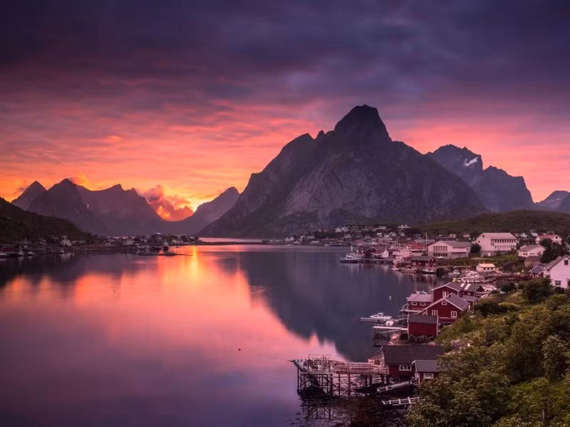 Từ tháng 5 đến tháng 7 hàng năm, mặt trời ở Na Uy không “ngủ” trong khoảng 76 ngày. Vào những ngày hè, mặt trời lặn lúc 1h sáng và mọc lại sau khoảng 40 phút