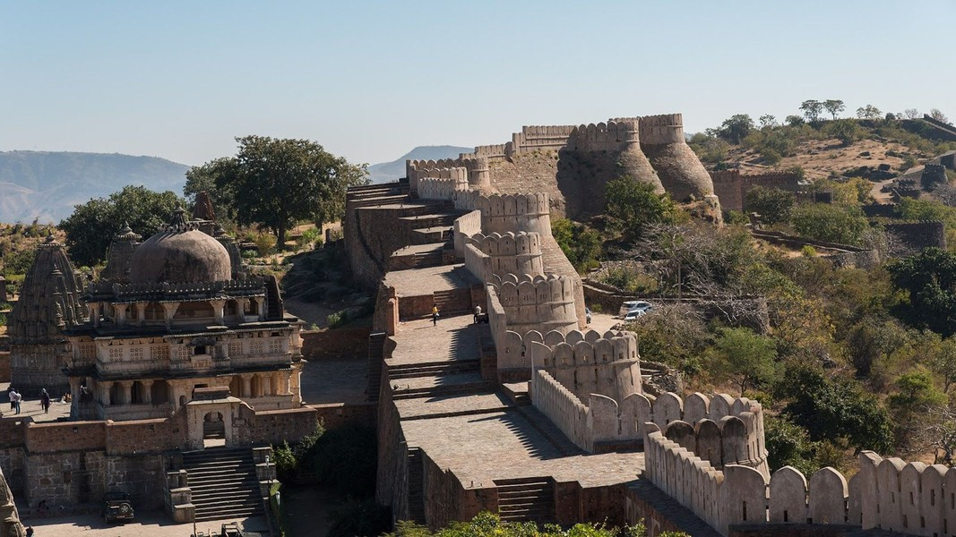 Ở phần rộng nhất, bức tường dày 15m và được ốp bằng gạch, đá và trang trí hoa văn