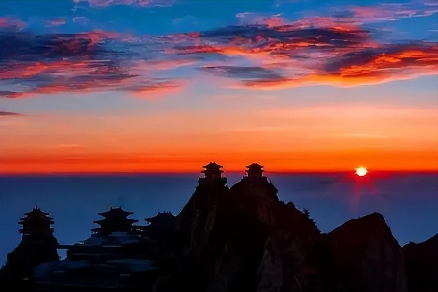 Ở phía Bắc làng Lê Minh, khi nhìn về phía Đông cũng chính là nơi mặt trời mọc sẽ thấy có 3 ngọn núi được sắp xếp với thứ tự độ cao chênh lệch nhau