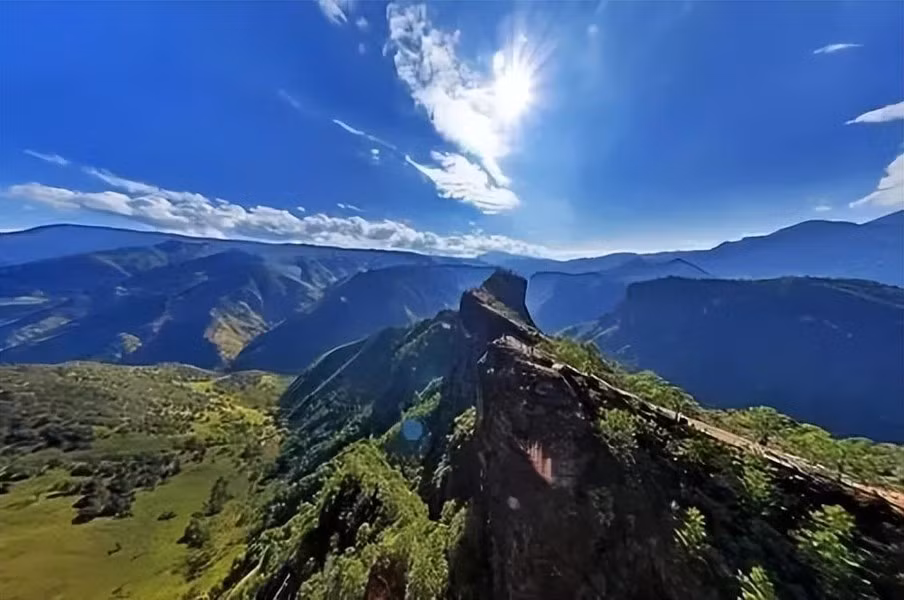 Nếu đến đây vào mùa hè, du khách sẽ được chiêm ngưỡng những ngọn núi trùng điệp, cánh đồng xanh mướt cùng trăm hoa khoe sắc *Tiêu đề bài viết đã được biên tập lại