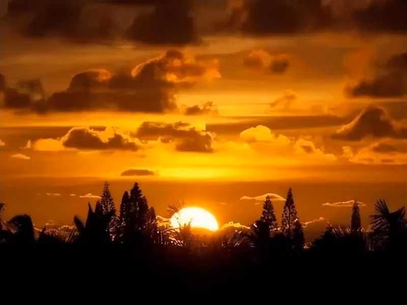 Do độ cao của những ngọn núi có sự chênh lệch nên bầu trời đã ngả vàng, không còn màu cam đậm như lúc ban đầu