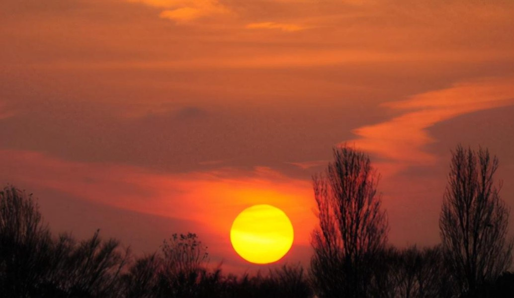 Sau khi kết thúc bình minh tại đỉnh núi thứ nhất, nửa giờ sau đó mặt trời sẽ dần ló dạng tại đỉnh núi thứ hai