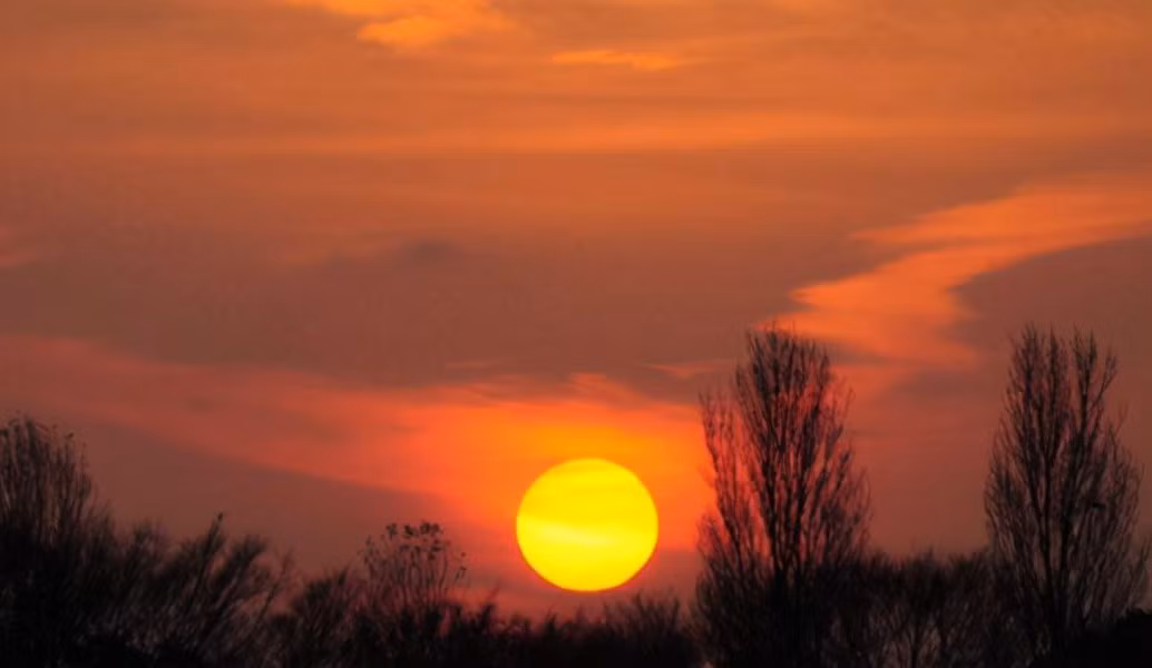 Sau khi kết thúc bình minh tại đỉnh núi thứ nhất, nửa giờ sau đó mặt trời sẽ dần ló dạng tại đỉnh núi thứ hai