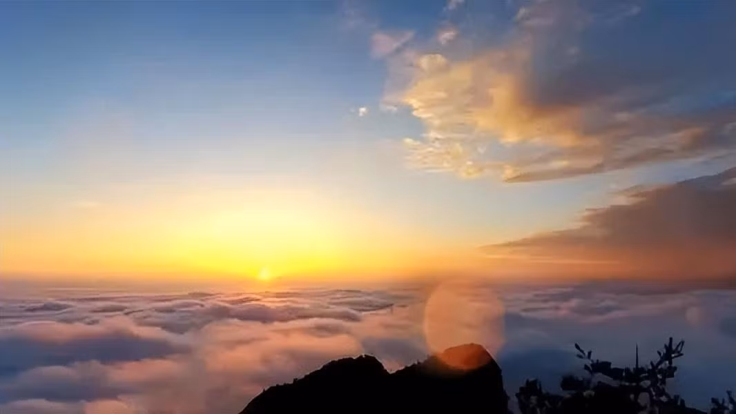 Sau nửa giờ, mặt trời lại khuất dần sau đỉnh núi thứ hai và dần mọc lên từ đỉnh núi thứ ba