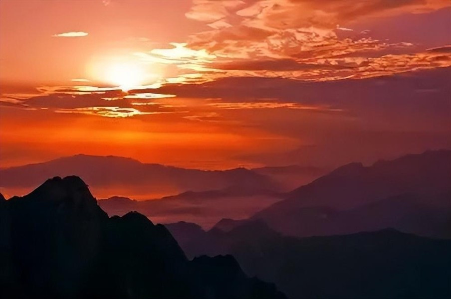 Khi mặt trời mọc, ánh nắng xuất hiện ở đỉnh núi thứ nhất, toàn bộ đường chân trời có màu cam