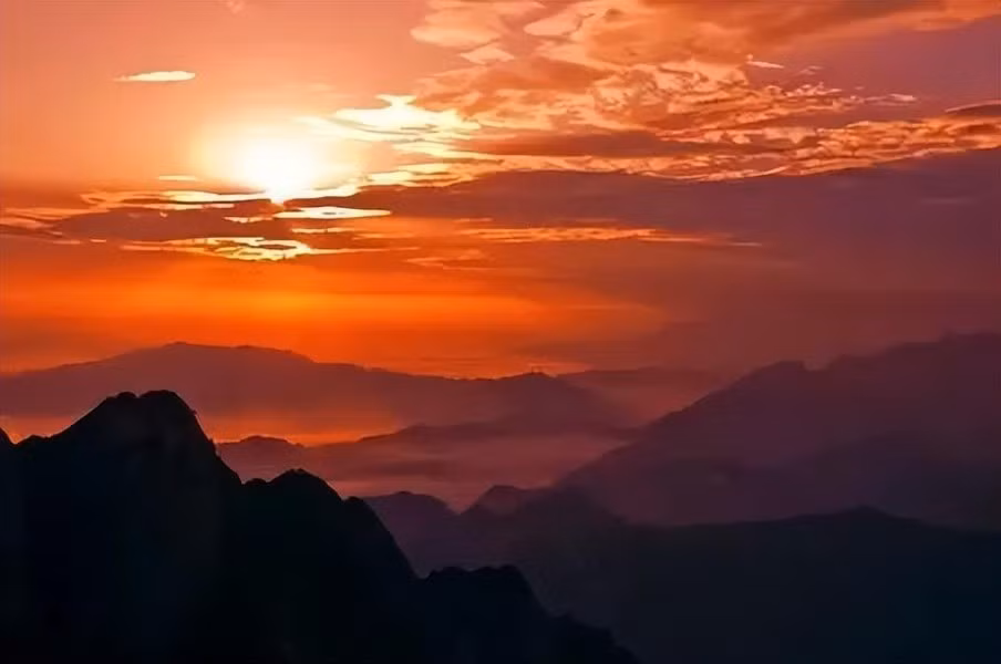 Khi mặt trời mọc, ánh nắng xuất hiện ở đỉnh núi thứ nhất, toàn bộ đường chân trời có màu cam