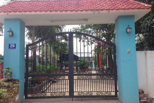 Người dân ngụ gần nhà ông Đạt khẳng định, việc lực lượng của phường tự ý vào nhà người dân khi họ đi vắng mà không có thông báo trước để thi hành nhiệm vụ là không thể chấp nhận.