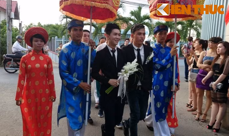 "Cô dâu" Quốc Dũng (ôm hoa) rạng ngời hạnh phúc đi cùng "chồng" là Nguyễn Trường Vinh cùng 2 họ bước vào nhà hàng để làm lễ cưới.