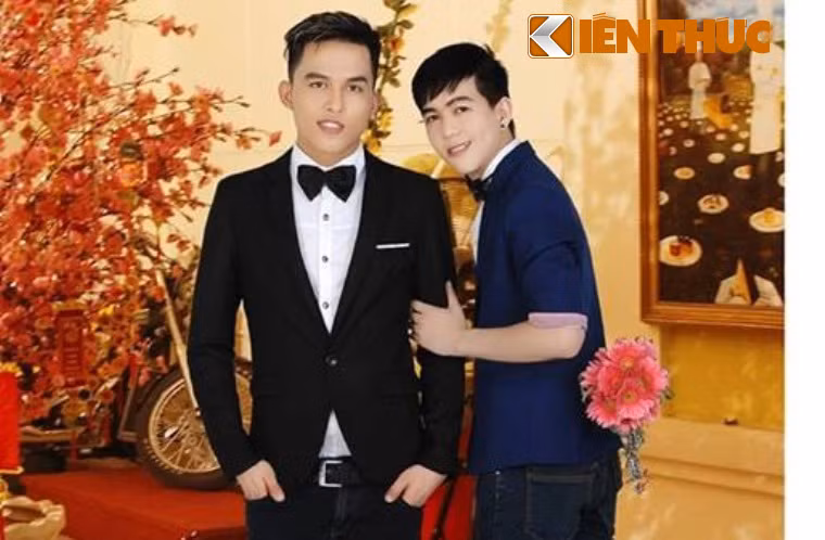 Cặp đồng tính nam này vượt qua mọi định kiến, nhận được sự chia sẻ, cảm thông từ gia đình...