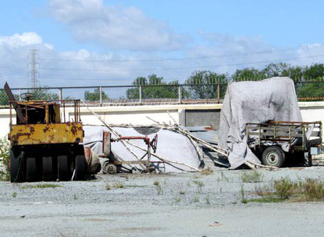 Tuy nhiên, do không được hoạt động thường xuyên vì không có tàu thuyền cập bến nên nhiều hạng mục công trình bị rỉ sét, xuống cấp.