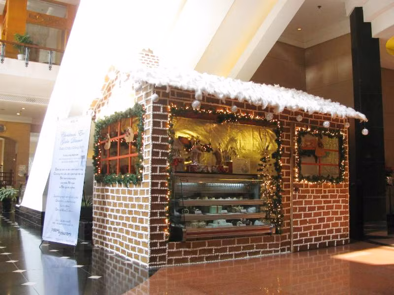 "Hang đá" là một trong những biểu tượng của Giáng sinh nhưng mỗi khách sạn lại có cách thể hiện biểu tượng này khác nhau. Ở khách sạn Melia, "hang đá" được đặt tên là "hang gừng" nơi trưng bày những sản phẩm bánh ngọt cao cấp nhất ở đây.