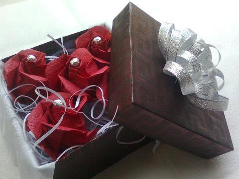 Cũng là một món quà lưu giữ được lâu, hộp hoa giấy này có giá khoảng 90 - 150 nghìn đồng/hộp.