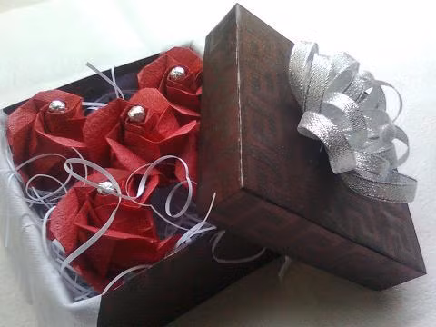 Cũng là một món quà lưu giữ được lâu, hộp hoa giấy này có giá khoảng 90 - 150 nghìn đồng/hộp.