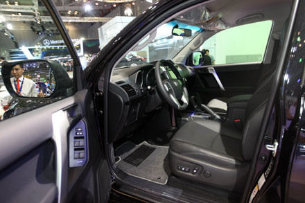 Land Cruiser Prado 2014 được trang bị động cơ 4 xi-lanh thẳng hàng, 16 van, DOHC, VVT-I, dung tích 2.7 lít, cho công suất cực đại 161 mã lực và mômen xoắn cực đại 246Nm tại 3.800 vòng/phút, kết hợp với hộp số tự động 4 cấp tích hợp cơ cấu cài cầu điện và bộ vi sai trung tâm hạn chế trượt TORSEN.