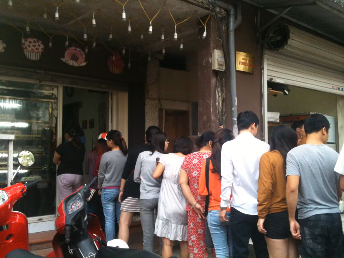 Theo anh Dương - chủ cửa hàng, nhân dịp sinh nhật lần thứ 3 (ngày 1/11) của cửa hàng, anh và các cộng sự tổ chức chương trình khuyến mại bán bánh kem ngọt đồng giá 10.000 đồng. Thông tin này được đăng tải trên trang facebook của cửa hàng nên được khá nhiều bạn trẻ quan tâm, chủ yếu là khách quen, đã sử dụng sản phẩm của cửa hàng từ lâu.