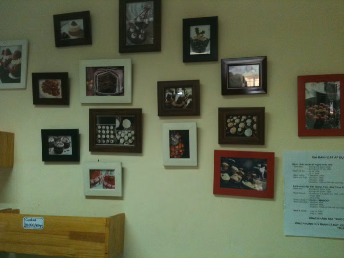 Một góc nhỏ bên trong cửa hàng Vinh Tẩm rộng chừng 20m2. Ngoài kinh doanh bánh ngọt, anh Dương và cộng sự còn phục vụ cà phê và nhiều đồ uống khác khi khách đến thưởng thức tại đây.