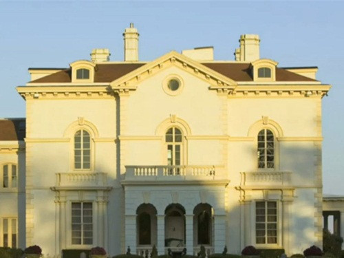 Năm 2010, Ellison chi 10,5 triệu USD để tậu cơ ngơi tại Newport, bang Rhode Island.