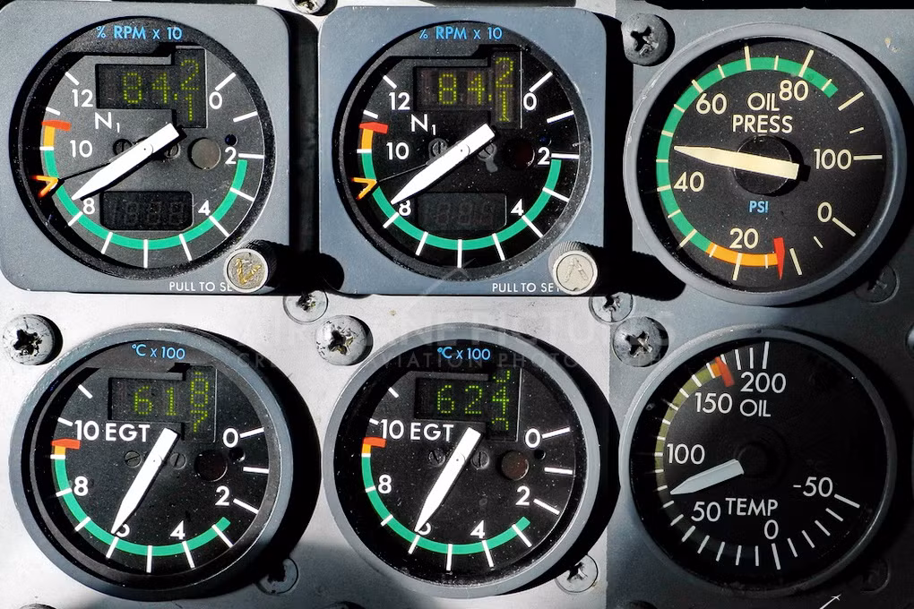 Cận cảnh các đồng hồ trong khoang lái 2 chỗ của phi công.