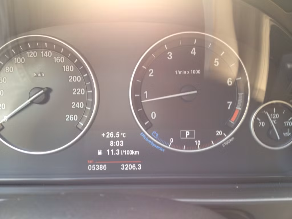 BMW 523i được trang bị động cơ 3L 6 xi-lanh, mô-men xoắn cực đại 250Nm tại 2750-3000 vòng/phút, vận tốc tối đa là 234 km/h, khả năng tăng tốc 0-100 km/h trong vòng 8,5 giây, với mức tiêu hao nhiên liệu ở 7.6 lít/100km.