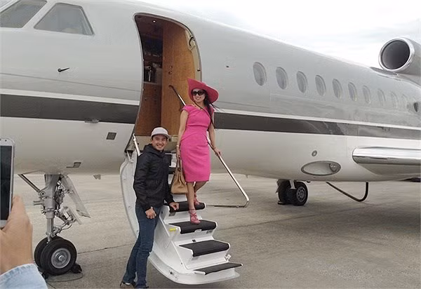 Ngoài bộ sưu tập xe sang, vợ chồng Chính Chu - Hà Phương còn sở hữu một chiếc phi cơ Gulfstream V trị giá khoảng 40 triệu USD.