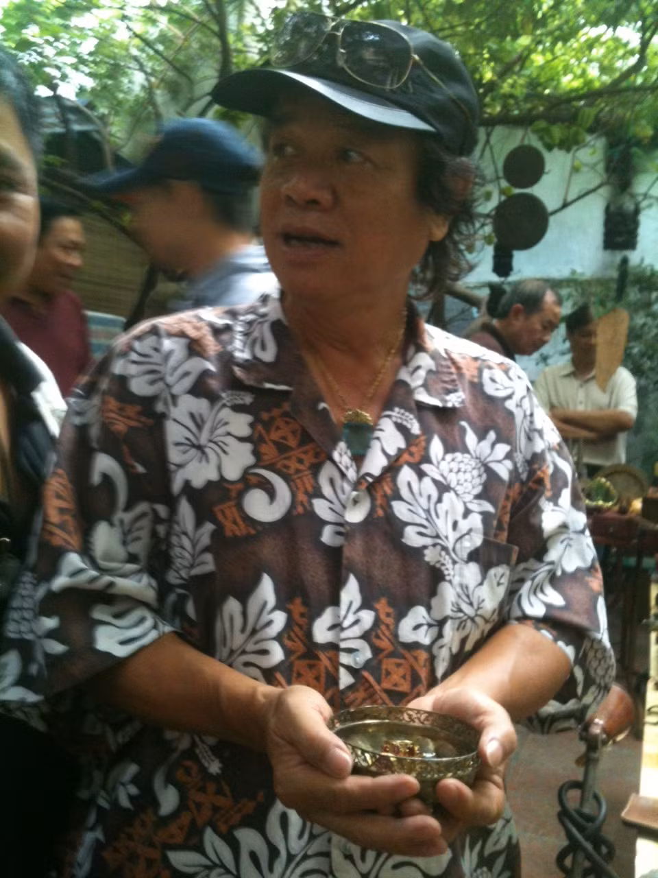 Chú Thanh Đại, chủ một cửa hàng chuyên về gỗ lũa nghệ thuật và đá phong thủy trên đường Hoàng Hoa Thám cho biết, chú là khách hàng quen thuộc của phiên chợ đồ xưa. Mỗi lần đi chợ, chú đều chọn mua một vài món hàng mang về nhà trưng bày hoặc sử dụng. Lần này, chú Đại mua được 2 chiếc hộp đựng đồ trang sức bằng bạc với giá rất hời chỉ 200.000 đồng.