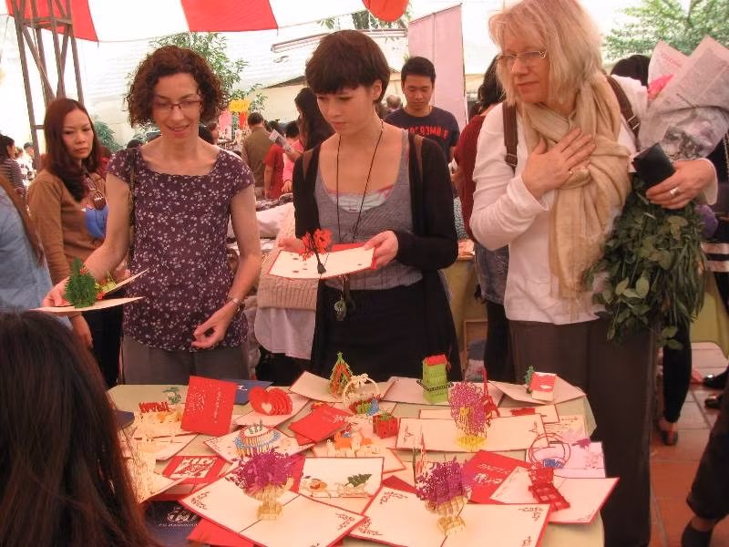 Không khí mua bán tấp nập là điều dễ nhận thấy khi tham gia chợ phiên này. Khách nước ngoài lẫn Việt Nam đều tỏ ra thoải mái và hài lòng với các mặt hàng ở đây. Nhiều mặt hàng được niêm yết giá rõ ràng, khách không cần mặc cả, không sợ người bán hàng nói thách.