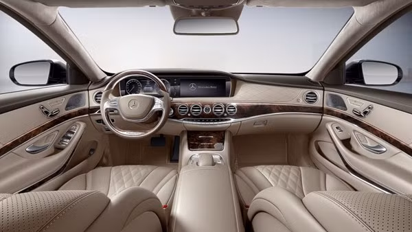 Dòng xe này được trang bị ghế da cao cấp có chức năng massage chườm đá nóng với 6 chế độ. Xe được trang bị 3 tùy chọn màu nội thất Da Nappa Exclusive, Kem Silk, Đen.