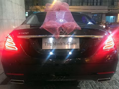 Mercedes S-Class 500L của Thu Minh được lắp ráp tại Việt Nam và vừa trình làng trong triển lãm Việt Nam Motor Show 2013. Do lắp ráp trong nước nên xe siêu sang này chỉ có giá 4,64 tỷ đồng, nhưng không vì thế mà xe giảm đi những thiết kế sang trọng và đẳng cấp.