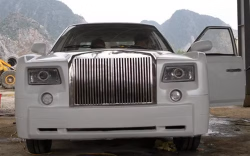 Tại Việt Nam, chiếc Rolls-Royce Phantom "nhái" từ chiếc Nissan Sentra E chỉ có giá 240 triệu đồng. Trong đó, có 50 triệu đồng mua chiếc xe Nissan nguyên bản và gần 200 triệu đồng để mua phụ tùng, sơn sửa và độ nội thất. Chiếc xe được hoàn thành trong vòng 2 tháng.