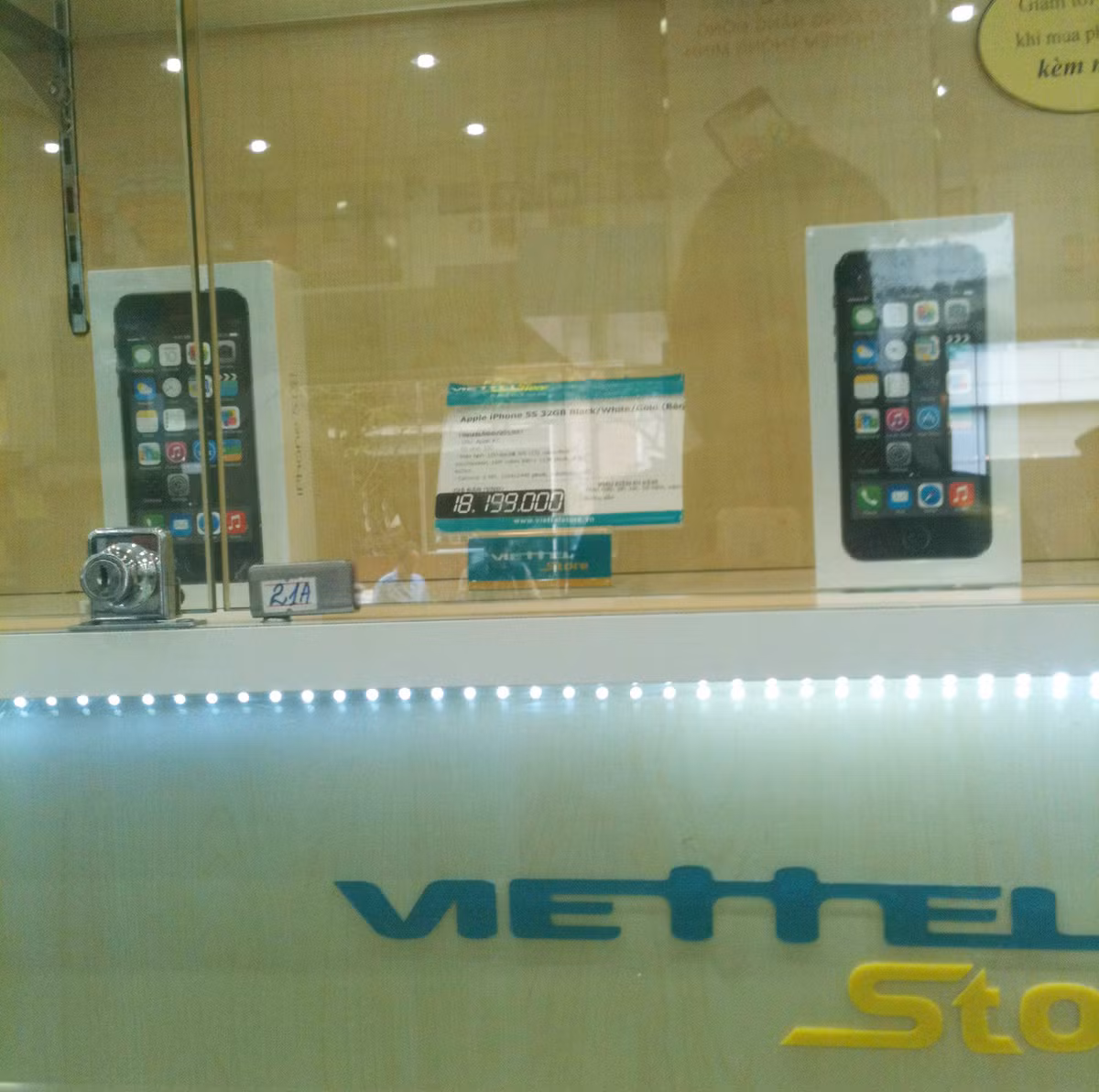 Những chiếc iPhone 5S 32GB còn sót lại trên kệ hàng của Viettel Store trên đường Ngọc Khánh trong chiều nay. Ảnh: Hải Sơn.