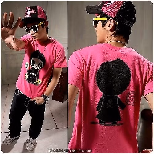 Những chiếc áo thun in hình Halloween khá dễ thương, ngộ nghĩnh và sắc màu tươi trẻ. Đặc biệt còn có cả áo đôi cho những cặp yêu nhau. Các mẫu áo này giá rất mềm khoảng 80.000 đồng/chiếc.