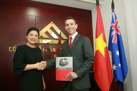 Bà Đỗ Thị Kim Liên và Jon Delalande. Ảnh: vccinews.vn