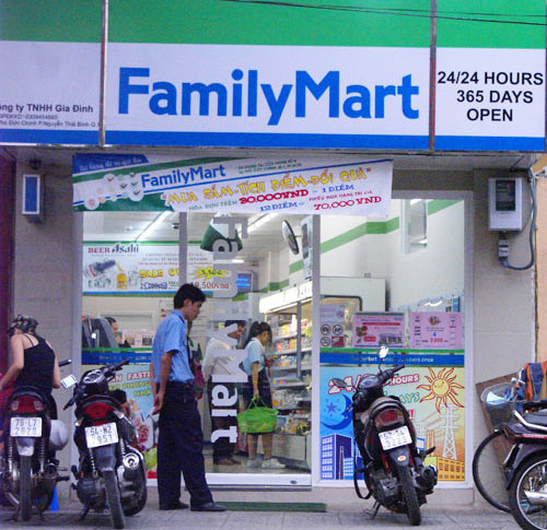 Chuỗi cửa hàng FamilyMart giờ đây là của tỷ phú Thái Lan. Ảnh: Nhịp cầu đầu tư.