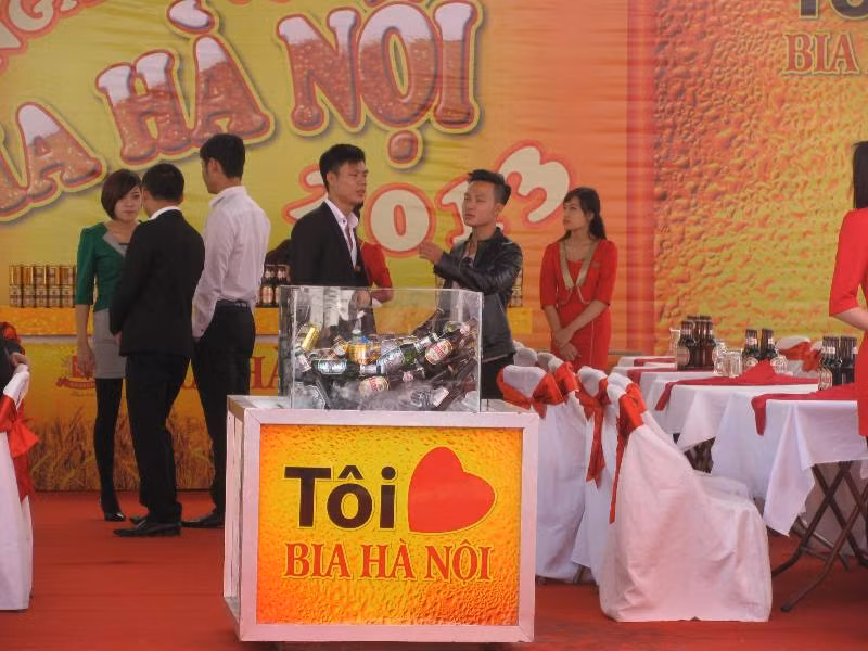 PG của Bia Trúc Bạch (áo xanh) giới thiệu tới khách thăm quan các sản phẩm của công ty.