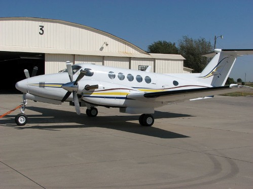 Chiếc máy bay King Air 200 mang số hiệu VFC-750 của Công ty bay dịch vụ hàng không Vasco xuất phát từ Đà Lạt vừa gặp trục trặc kỹ thuật, không bung được càng nên đã buộc phải hạ cánh bằng bụng xuống sân bay Buôn Ma Thuột. Rất may không xảy ra cháy nổ, toàn bộ thành viên tổ bay và nhân viên kỹ thuật trên máy bay đều an toàn, không có người bị thương. Trong ảnh là một chiếc King Air 200 cùng loại với chiếc máy bay gặp trục trặc kỹ thuật chiều 25/11.