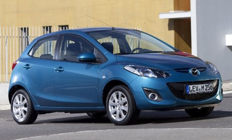 "Người anh em" của Mazda 3, chiếc Mazda 2 cũng có mức tiêu thụ xăng tương tự, ở 3,3 lít/100 km. Điều đặc biệt là xe không hề sử dụng công nghệ nén khí turbo hay bất kỳ một công nghệ hybrid nào. Con số đáng kinh ngạc này có được nhờ khối động cơ 1,3 lít phun xăng trực tiếp có tên SKYACTIV-G do hãng xe Mazda phát triển. Xe có giá bán tại Mỹ là từ 14.000 đến 15.500 USD.