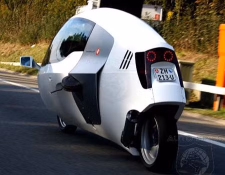 Từ mơ ước về chiếc xe máy có khả năng tránh được nắng, mưa, công ty Swiss ra mắt chiếc xe máy mang tên MonoTracer. Ngoài hình dáng hơi lạ mắt, chiếc xe có thể đạt tốc độ 250km/h. Công ty Swiss dự kiến sẽ sản xuất 100 chiếc cùng mức giá tham khảo từ 52.000 euro, tương đương với một chiếc ô tô hạng sang.