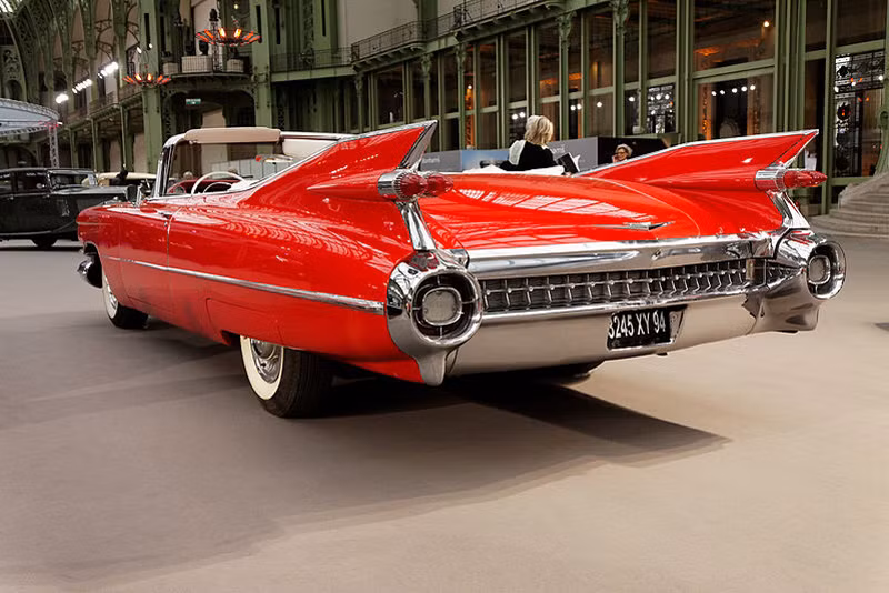 Cadillac Series 62 có khá nhiều phiên bản, từ 2 cửa cho đến 4 cửa, mui cứng và mui trần, tổng cộng có 5 lựa chọn cho khách hàng thời đó. Nhưng điểm chung của các phiên bản là đều có thiết kế cực dài và cực rộng, với chiều dài lên đến 5,677 m và chiều rộng hơn 2 m. Động cơ của xe cũng thuộc loại "hàng khủng" với 8 xi lanh, dung tích 7.0 lít, tương đương với những chiếc siêu xe hạng nặng ngày nay.