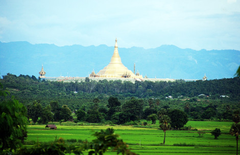 Nay Pyi Taw được xây mới hoàn toàn trên nền những cánh đồng quê Pyinmana với tổng diện tích 7.054,37 km2 và là 1 trong 10 thành phố có tốc độ phát triển nhanh nhất thế giới năm 2011.