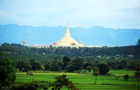 Nay Pyi Taw được xây mới hoàn toàn trên nền những cánh đồng quê Pyinmana với tổng diện tích 7.054,37 km2 và là 1 trong 10 thành phố có tốc độ phát triển nhanh nhất thế giới năm 2011.