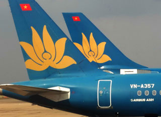 Phần đuôi máy bay làm bằng sợi carbon tổng hợp, cực nhẹ nhưng rất vững chắc giúp máy bay vận hành nhẹ nhàng và ổn định hơn.