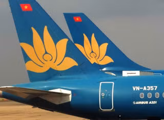 Phần đuôi máy bay làm bằng sợi carbon tổng hợp, cực nhẹ nhưng rất vững chắc giúp máy bay vận hành nhẹ nhàng và ổn định hơn.