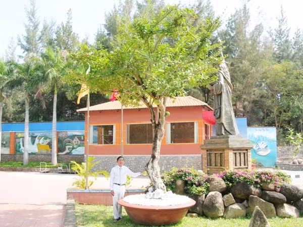 Ông cũng không ngại chi hơn 400 triệu đồng để nâng cấp bar rượu đối diện nhà hàng trong khu du lịch Chí Linh để làm nhà trưng bày "siêu giường". Ảnh: Ông Lê Ân trước căn nhà trưng bày "siêu giường".