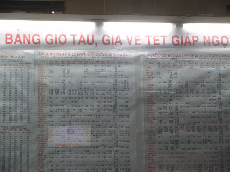 Bảng thông báo về kế hoạch tàu Tết và giá vé của ga Hà Nội. Ảnh: Hải Sơn.