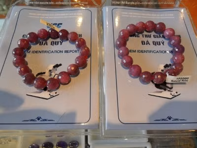 Đắt đỏ nhất phải kể đến vòng tay đá ruby đỏ tự nhiên, có giá dao động từ 6 triệu đồng đến trên 10 triệu đồng. Chiếc vòng này có giá trên 10 triệu đồng. Các nhà nghiên cứu cho rằng, đá ruby có vai trò to lớn trong việc điều trị nhiều loại bệnh khác nhau.
